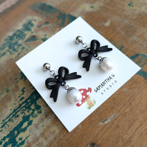 BAROQUE PEARL EARRINGS WITH BLACK BOW