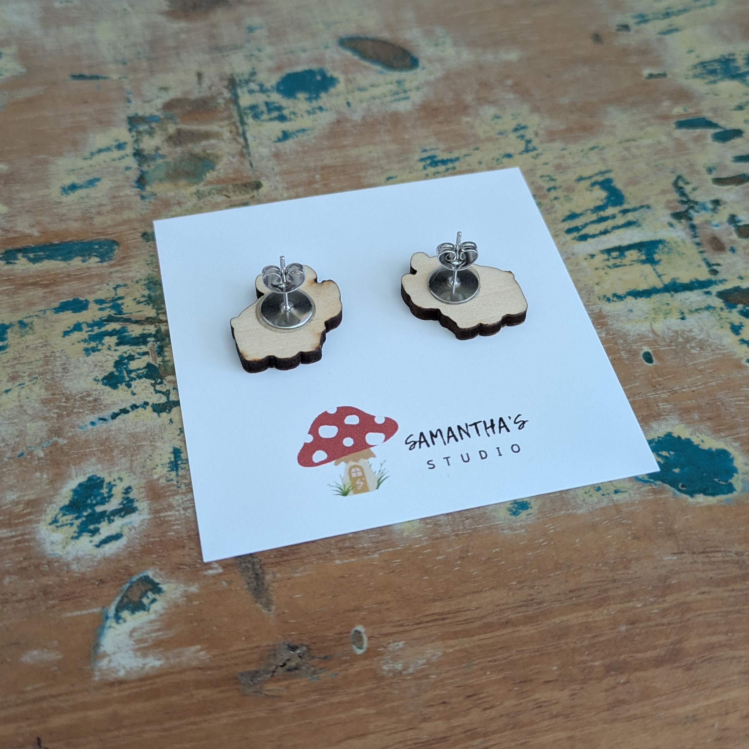 Rino wooden stud earrings